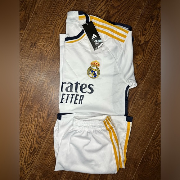 Beautiful Real Madrid Jersey with short Size M, L, available BRAND NEW! - Picture 4 of 8